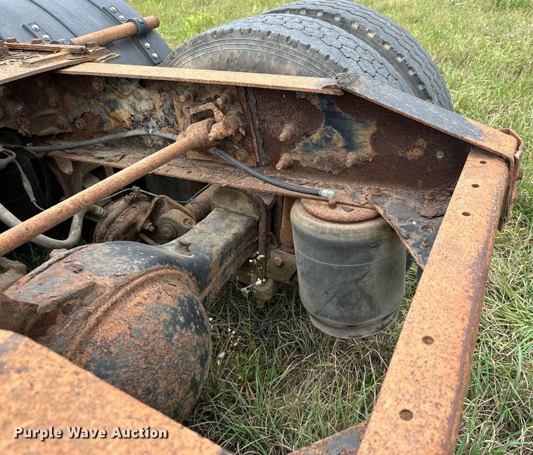 image for item MQ9431 2003 International 9200i  semi truck