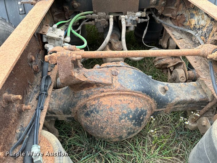 image for item MQ9431 2003 International 9200i  semi truck