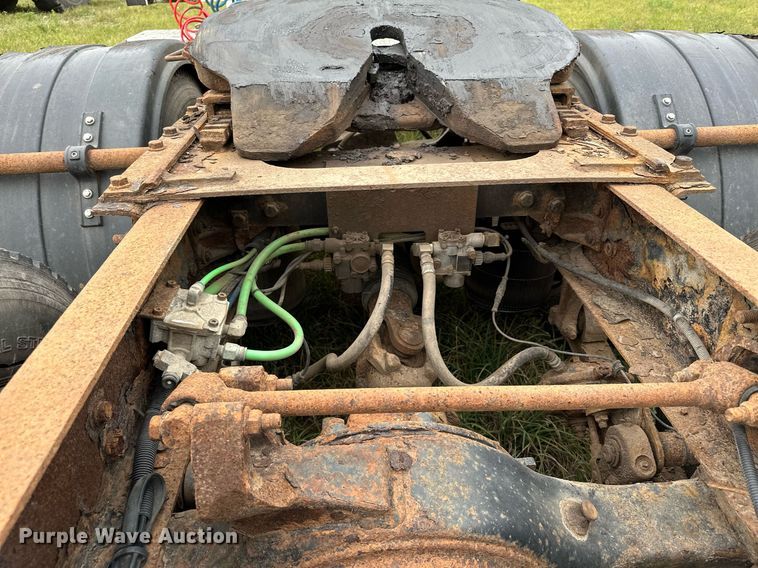 image for item MQ9431 2003 International 9200i  semi truck