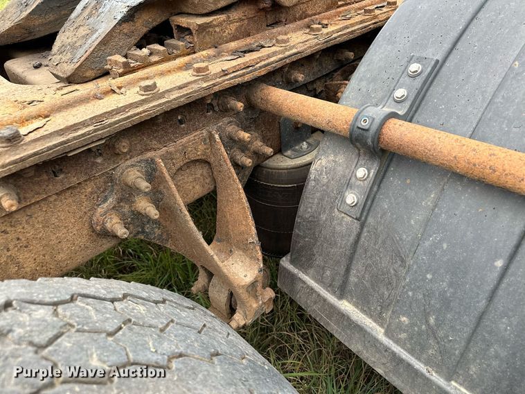 image for item MQ9431 2003 International 9200i  semi truck