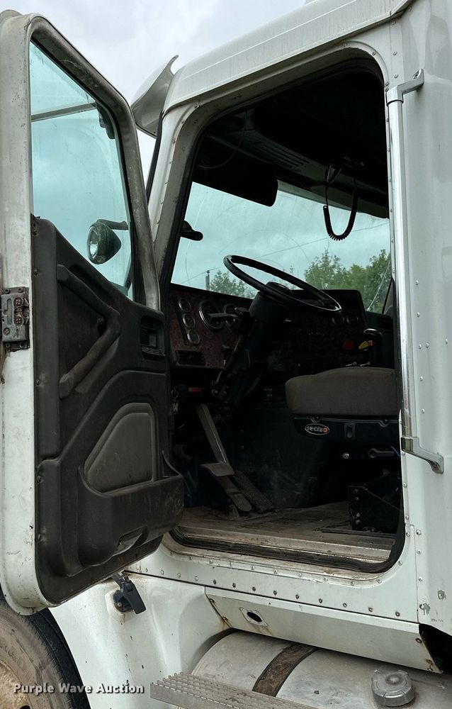 image for item MQ9431 2003 International 9200i  semi truck