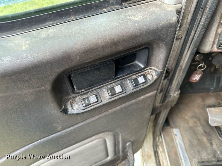 image for item MQ9431 2003 International 9200i  semi truck