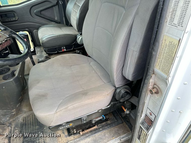 image for item MQ9431 2003 International 9200i  semi truck