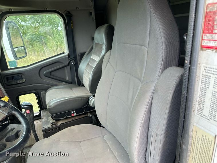 image for item MQ9431 2003 International 9200i  semi truck