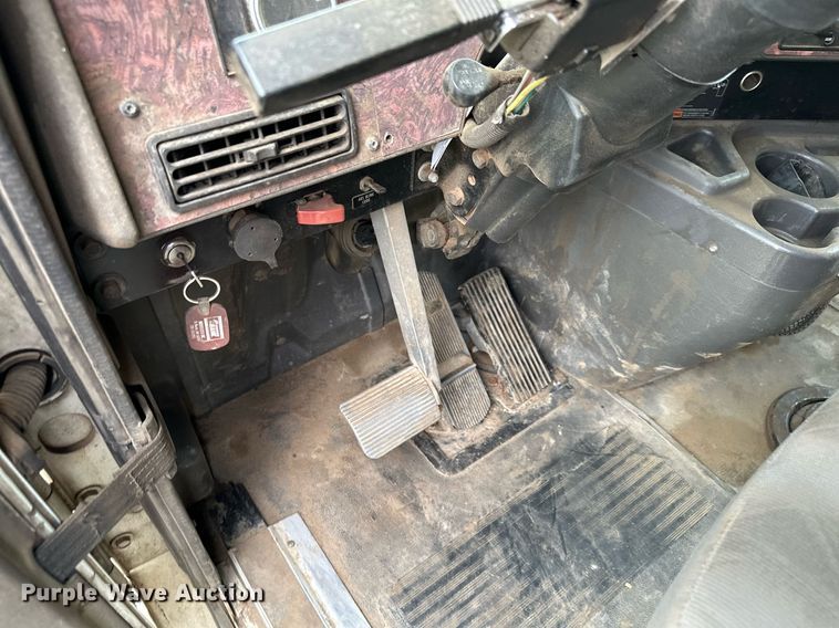 image for item MQ9431 2003 International 9200i  semi truck