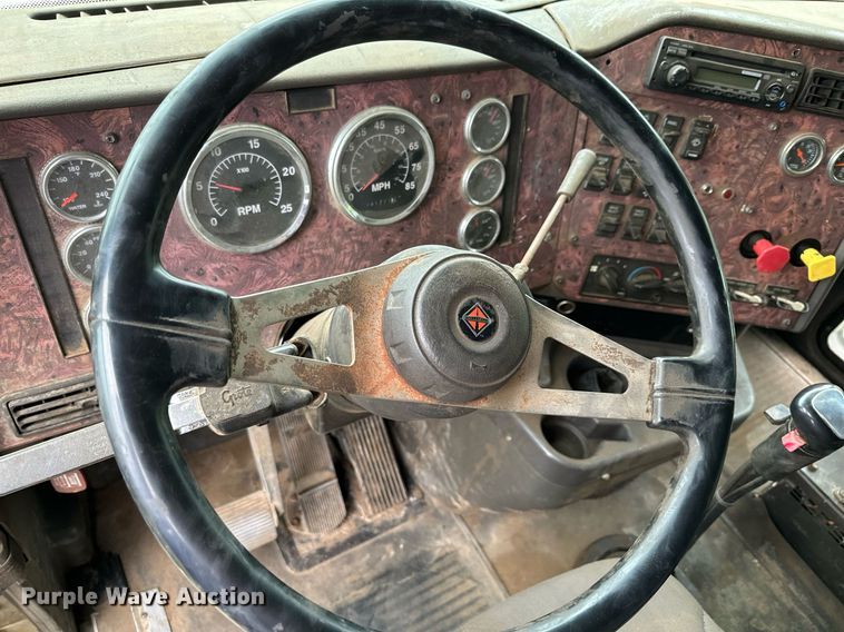 image for item MQ9431 2003 International 9200i  semi truck