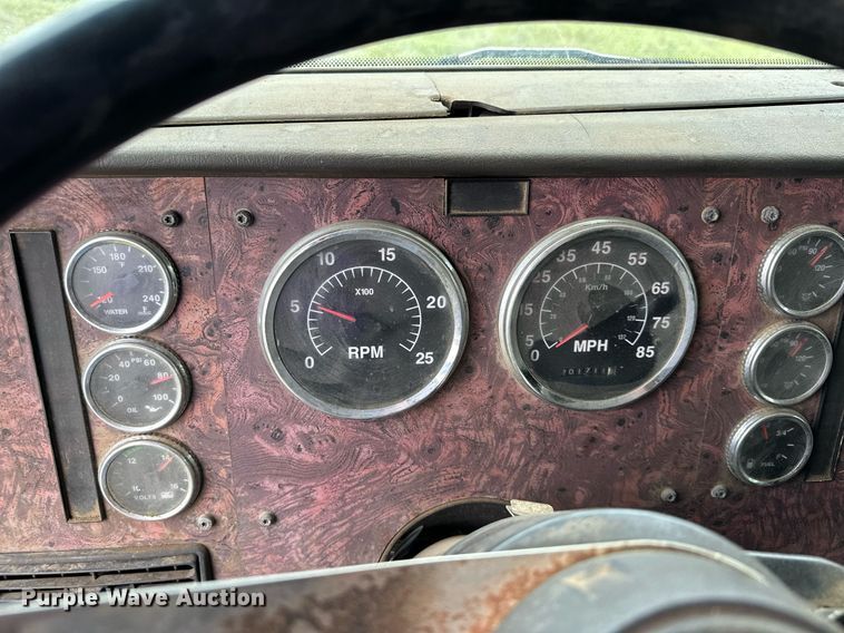 image for item MQ9431 2003 International 9200i  semi truck