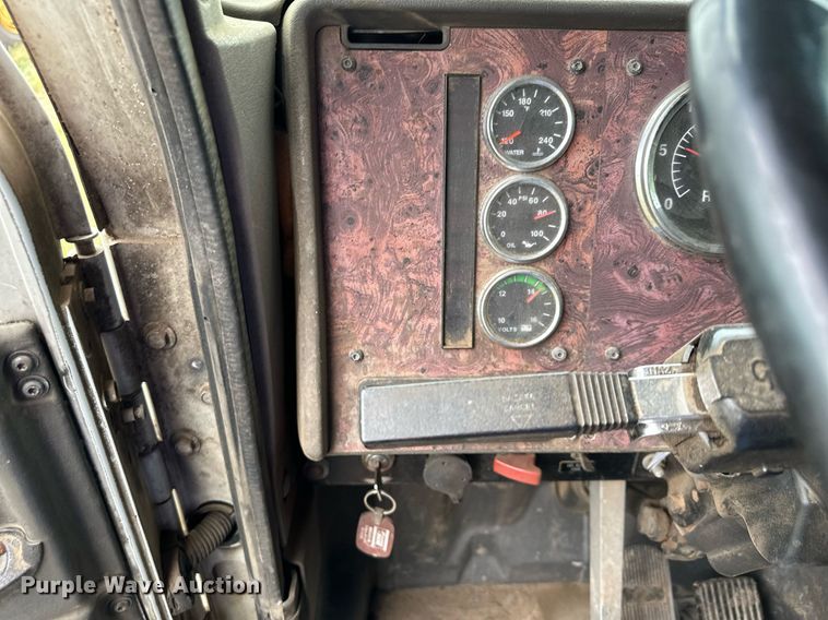 image for item MQ9431 2003 International 9200i  semi truck