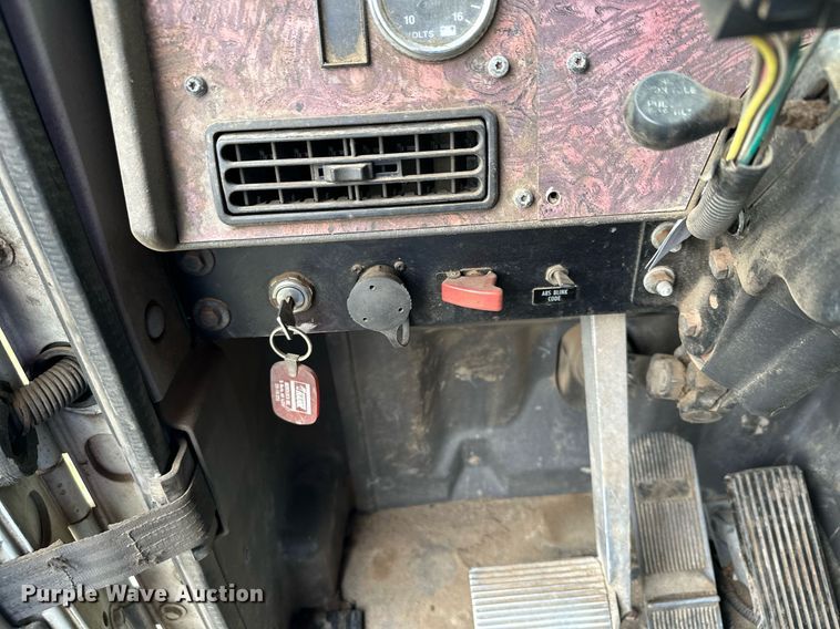 image for item MQ9431 2003 International 9200i  semi truck