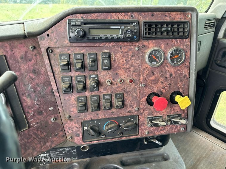 image for item MQ9431 2003 International 9200i  semi truck