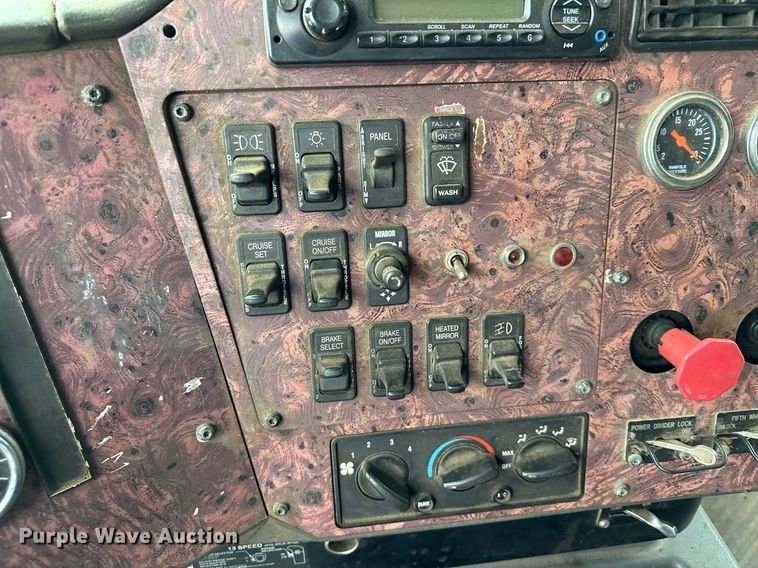 image for item MQ9431 2003 International 9200i  semi truck