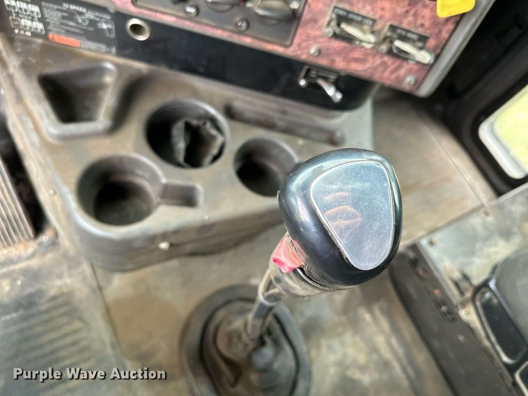 image for item MQ9431 2003 International 9200i  semi truck