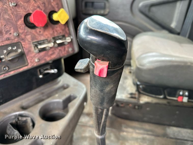 image for item MQ9431 2003 International 9200i  semi truck