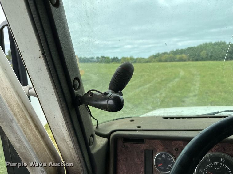 image for item MQ9431 2003 International 9200i  semi truck