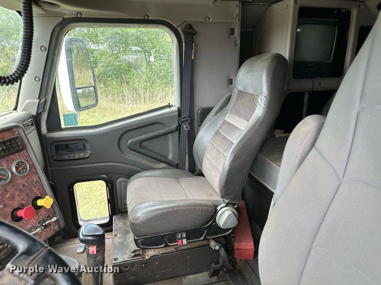 image for item MQ9431 2003 International 9200i  semi truck