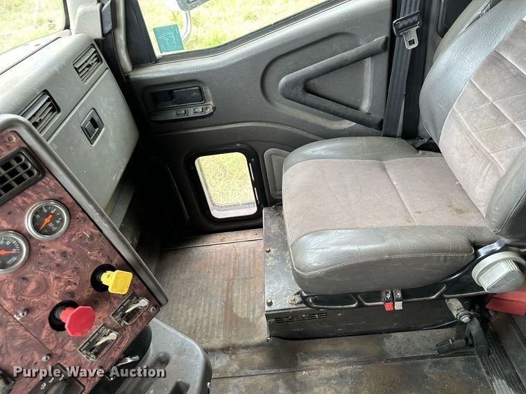 image for item MQ9431 2003 International 9200i  semi truck