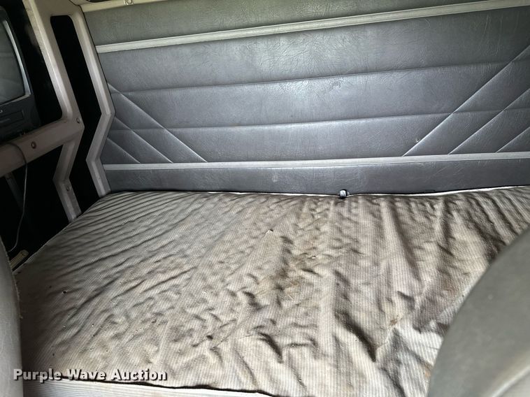 image for item MQ9431 2003 International 9200i  semi truck