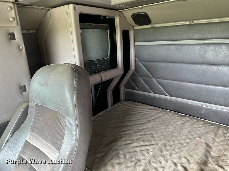 image for item MQ9431 2003 International 9200i  semi truck