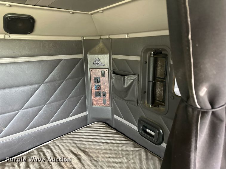 image for item MQ9431 2003 International 9200i  semi truck