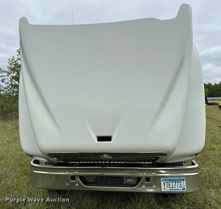 image for item MQ9431 2003 International 9200i  semi truck