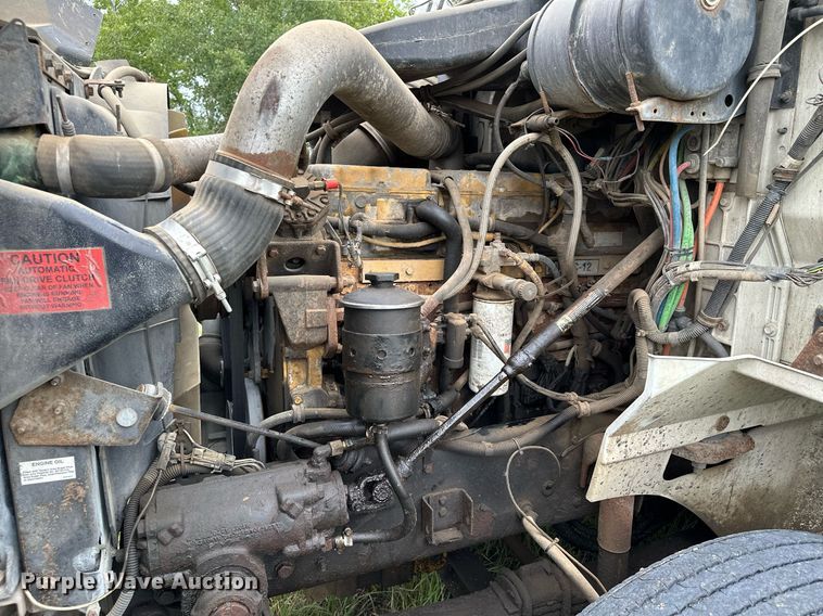 image for item MQ9431 2003 International 9200i  semi truck