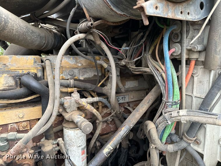 image for item MQ9431 2003 International 9200i  semi truck