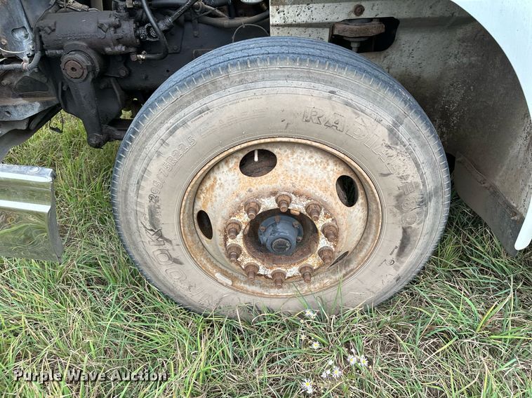 image for item MQ9431 2003 International 9200i  semi truck