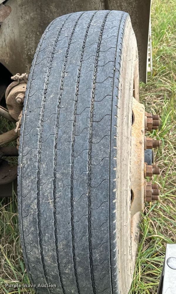 image for item MQ9431 2003 International 9200i  semi truck