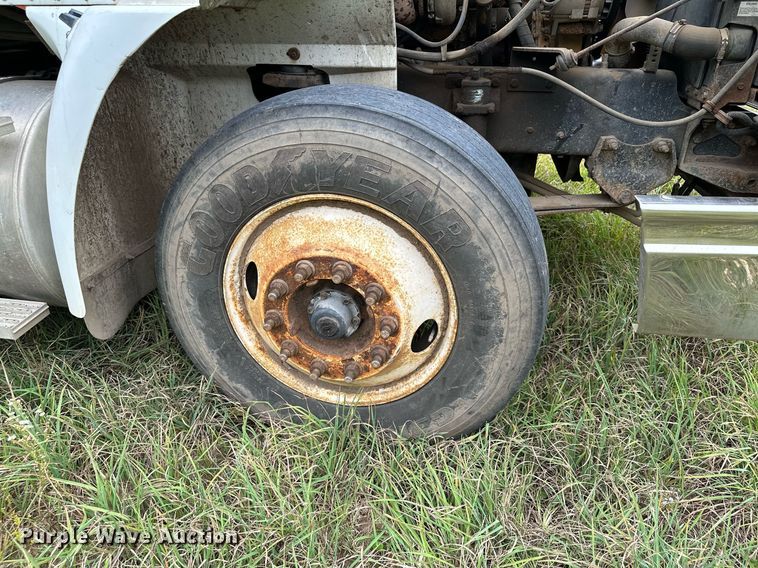 image for item MQ9431 2003 International 9200i  semi truck