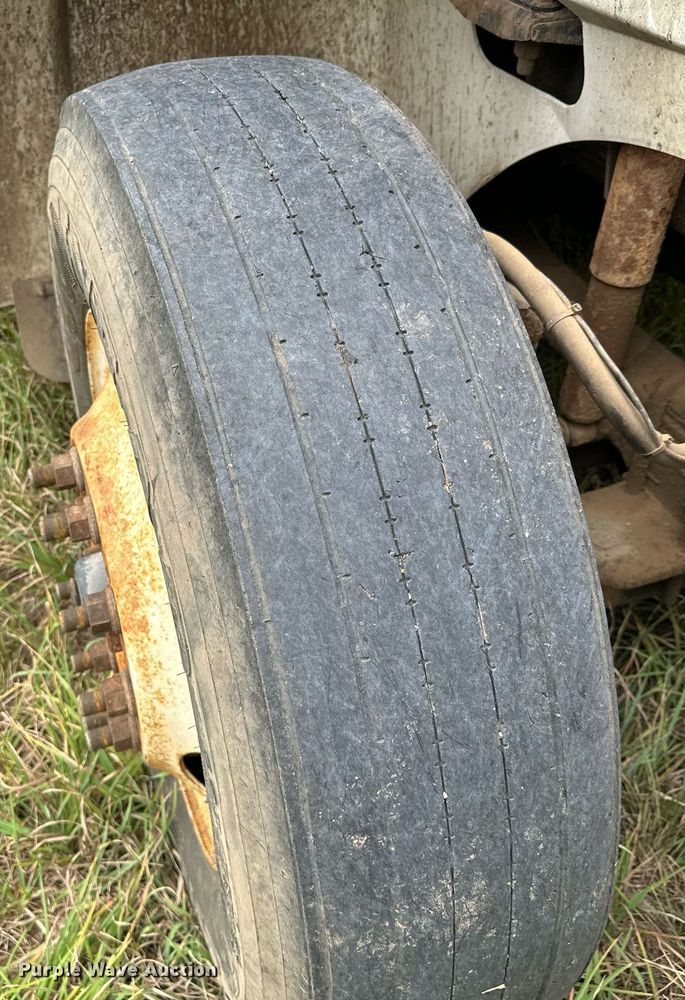 image for item MQ9431 2003 International 9200i  semi truck