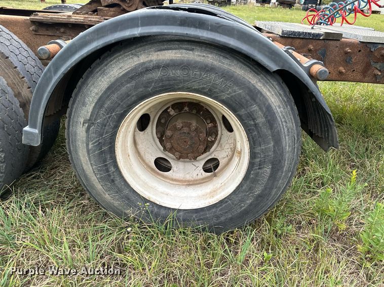 image for item MQ9431 2003 International 9200i  semi truck