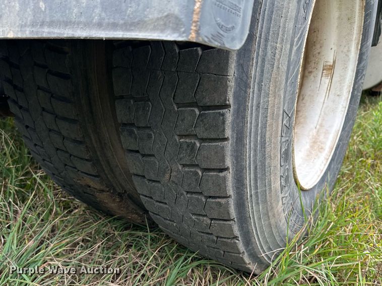 image for item MQ9431 2003 International 9200i  semi truck