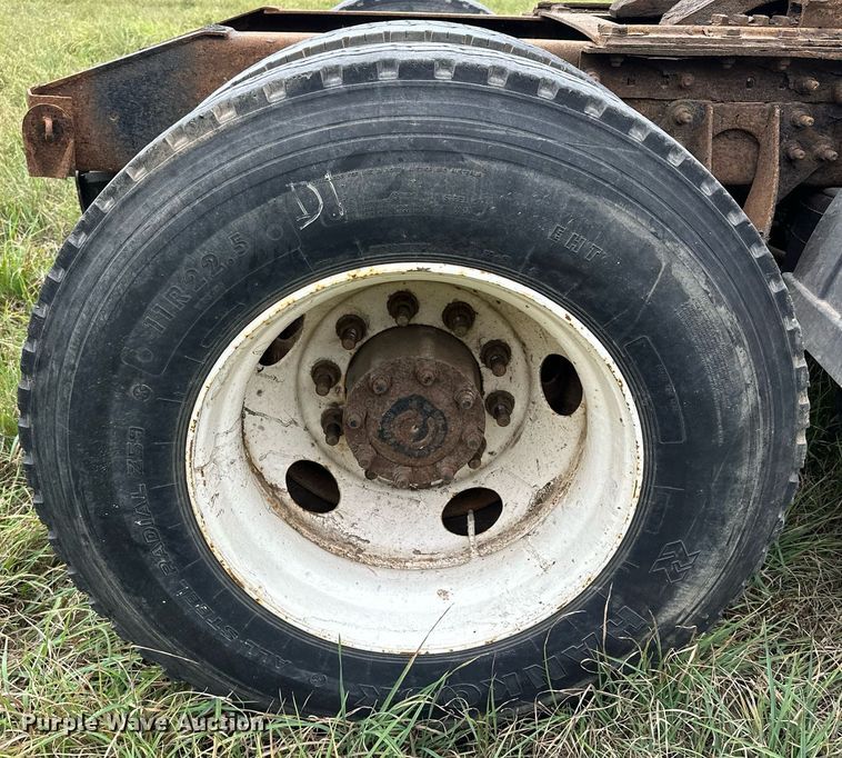 image for item MQ9431 2003 International 9200i  semi truck