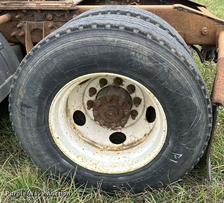 image for item MQ9431 2003 International 9200i  semi truck