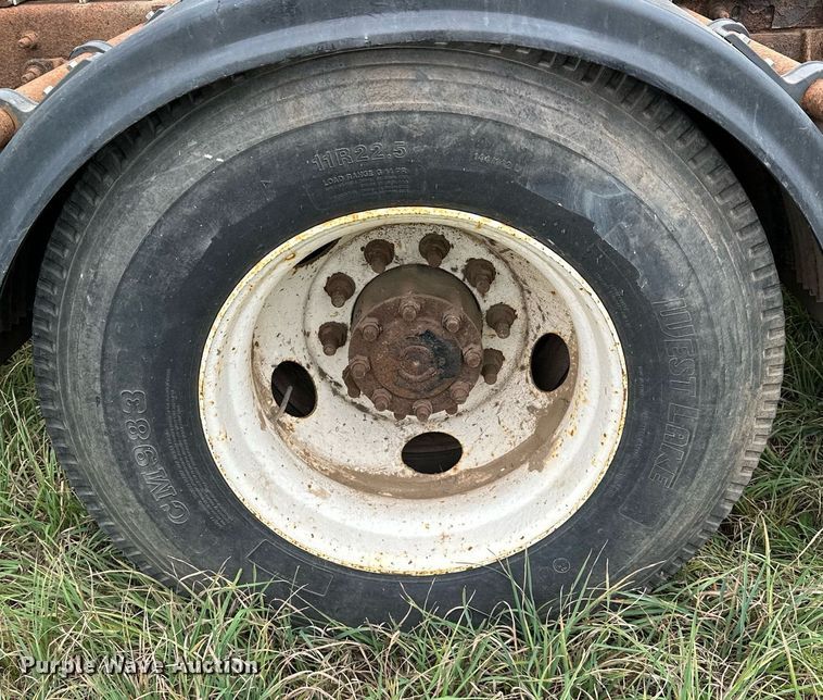 image for item MQ9431 2003 International 9200i  semi truck