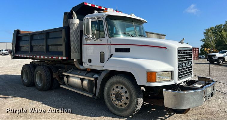 image for item NA9178 2000 Mack CH613 dump truck