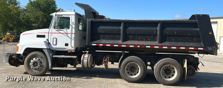 image for item NA9178 2000 Mack CH613 dump truck
