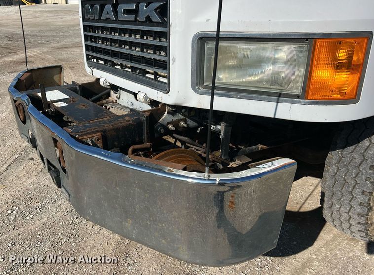 image for item NA9178 2000 Mack CH613 dump truck