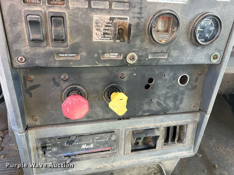 image for item NA9178 2000 Mack CH613 dump truck