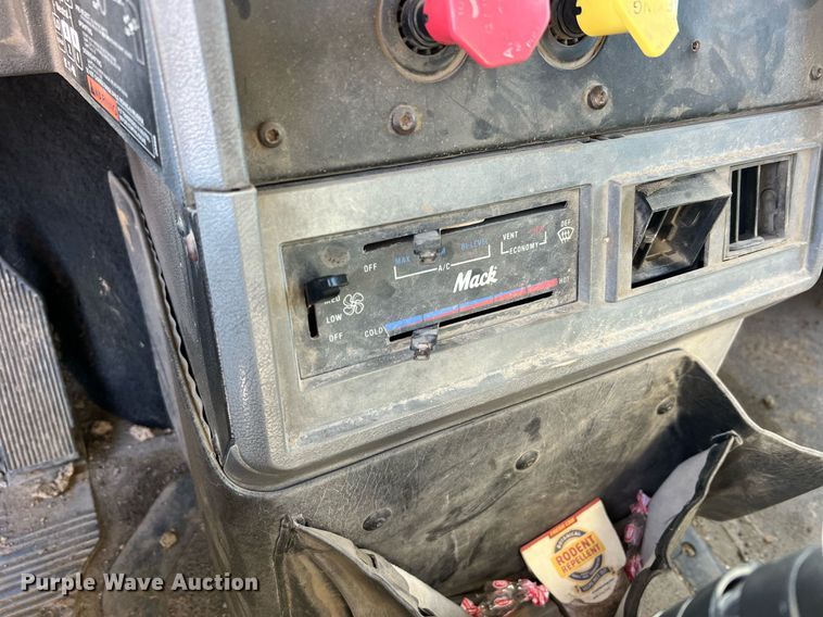 image for item NA9178 2000 Mack CH613 dump truck