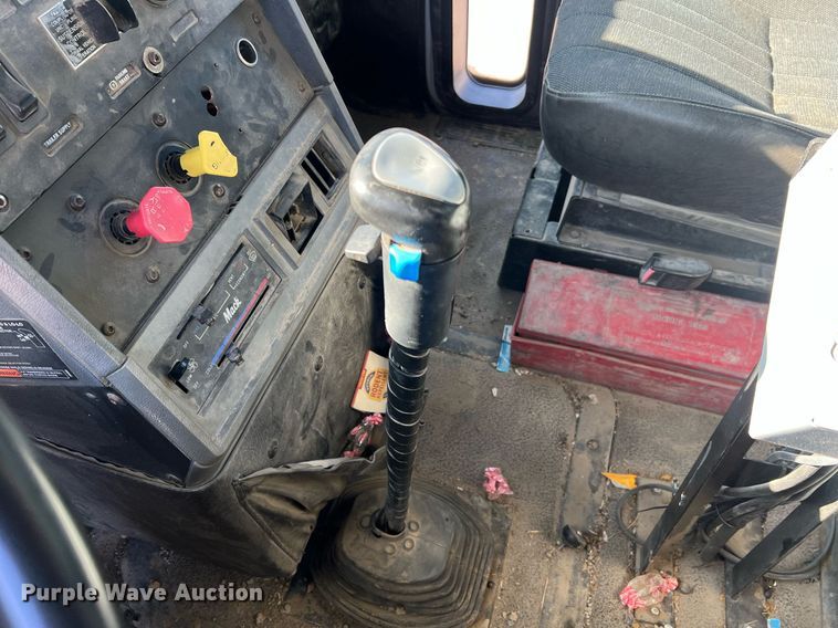 image for item NA9178 2000 Mack CH613 dump truck