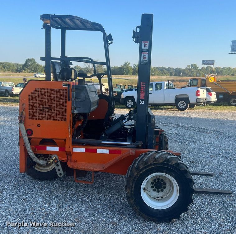 image for item NA9184 2004 Moffett M5500  forklift