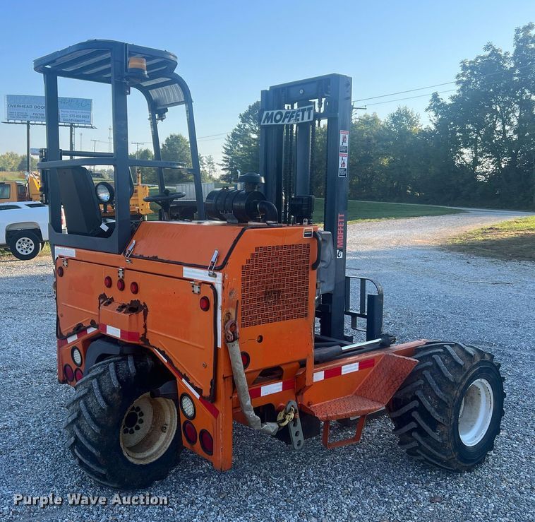 image for item NA9184 2004 Moffett M5500  forklift