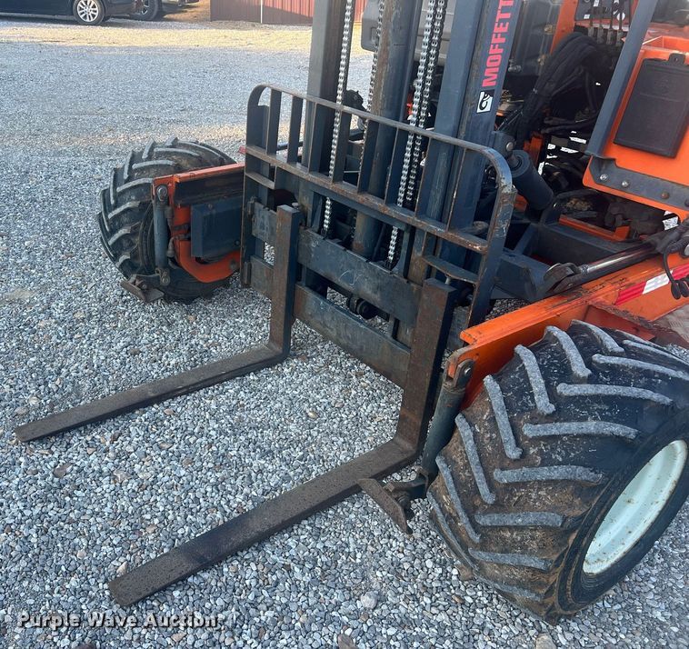 image for item NA9184 2004 Moffett M5500  forklift