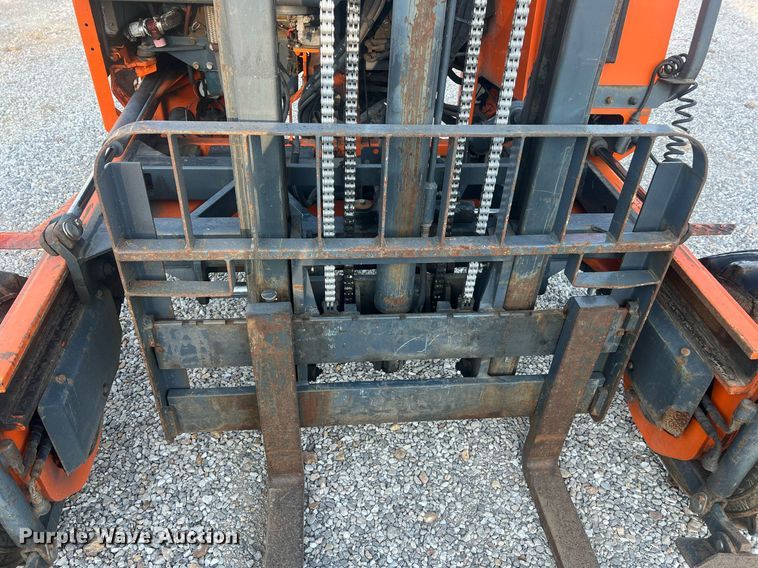 image for item NA9184 2004 Moffett M5500  forklift