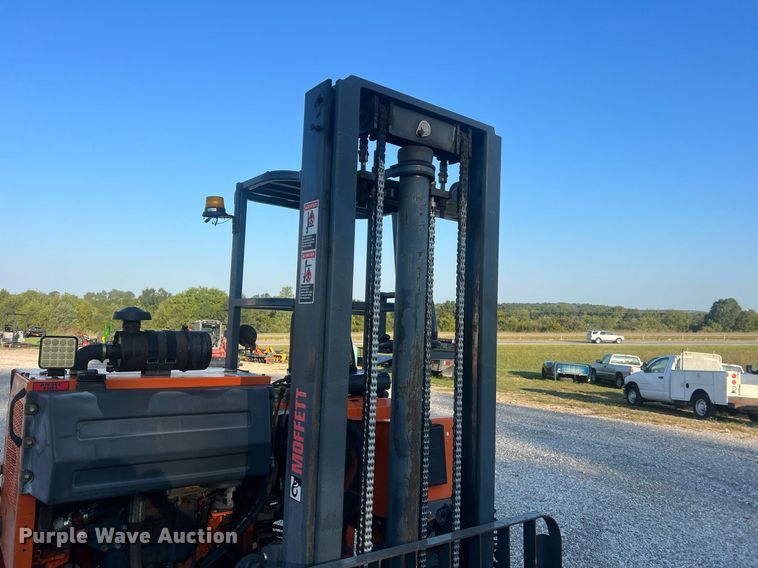 image for item NA9184 2004 Moffett M5500  forklift