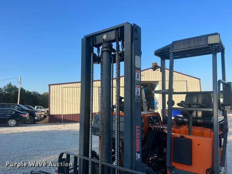 image for item NA9184 2004 Moffett M5500  forklift