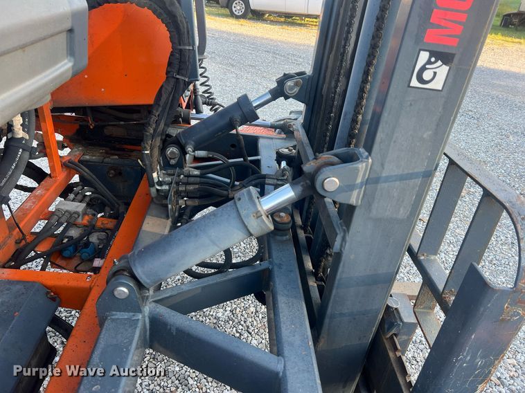 image for item NA9184 2004 Moffett M5500  forklift