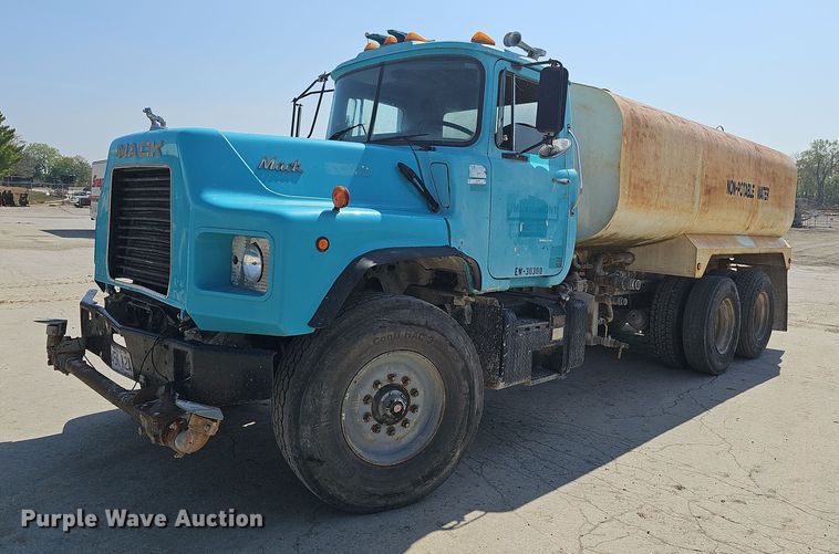 image for item NJ9766 1992 Mack DM690S  water truck
