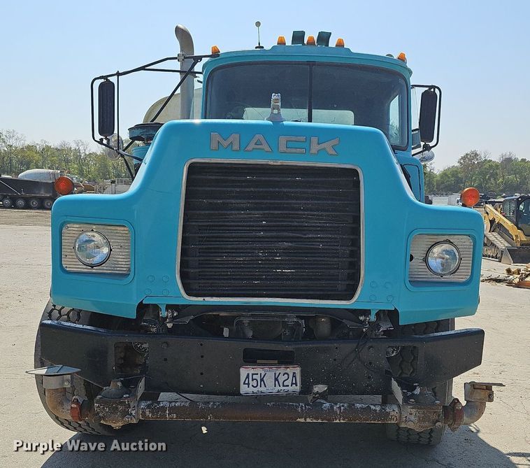 image for item NJ9766 1992 Mack DM690S  water truck